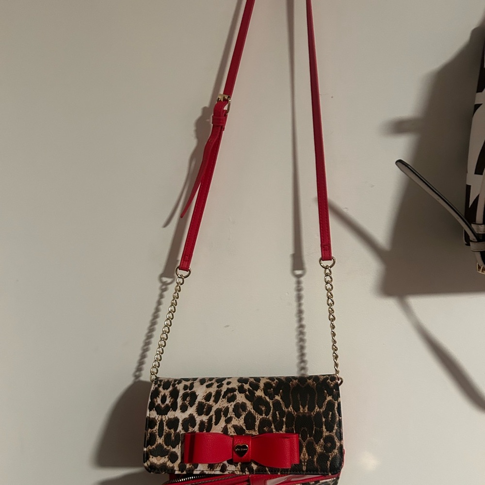 Chic Leopard Print Crossbody Bag with Red Bow